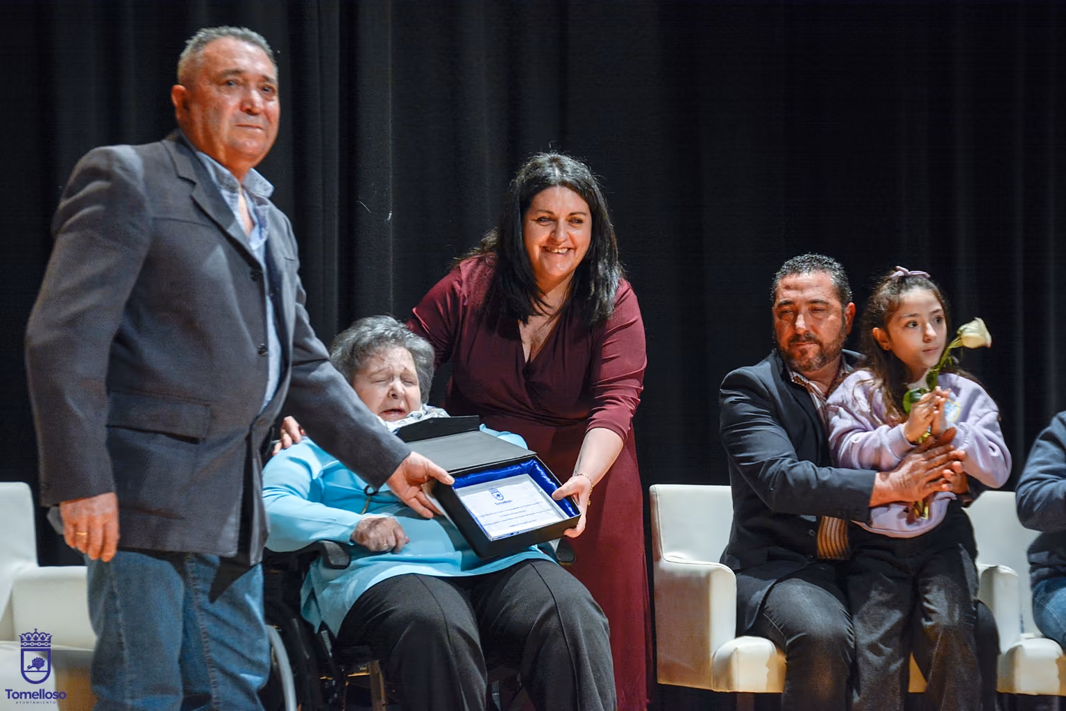 Inés Losa entrega la placa a Balbi Moreno en presencia de sus familiares