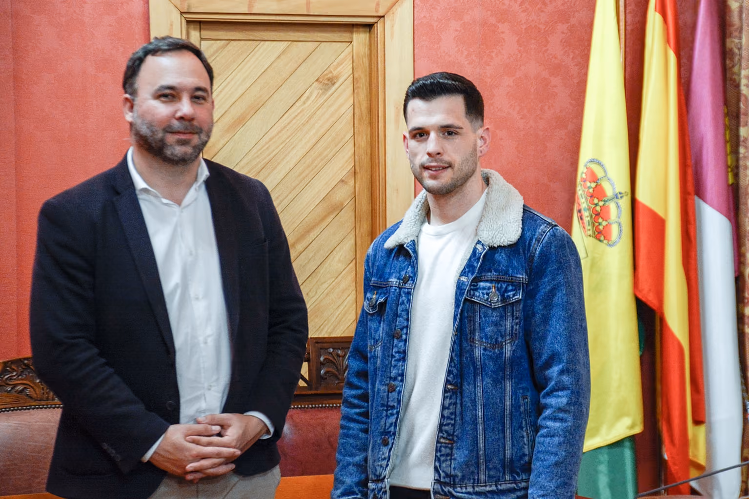 Javier Navarro y Pedro Alcolea durante la recepción celebrada en el Ayuntamiento.