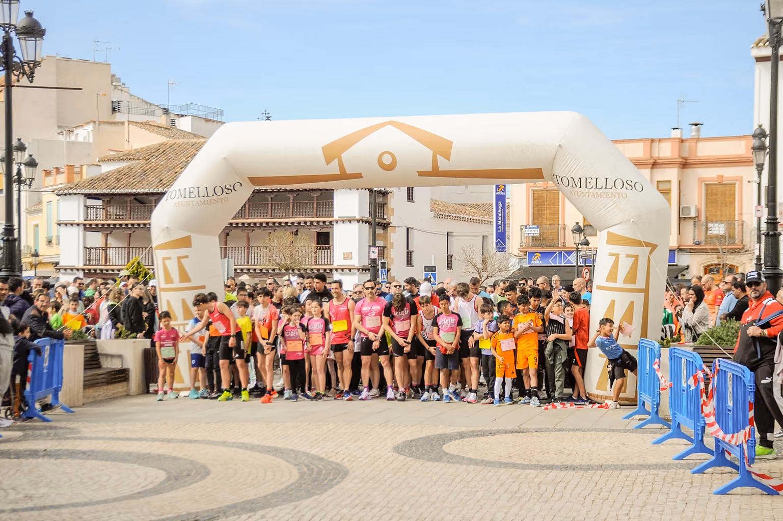 Imagen de la salida de la carrera en la plaza de España