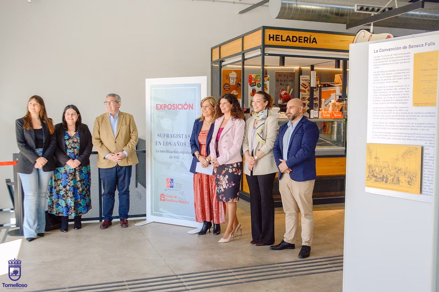 Imagen de los asistentes a la inauguración de esta interesante exposición.