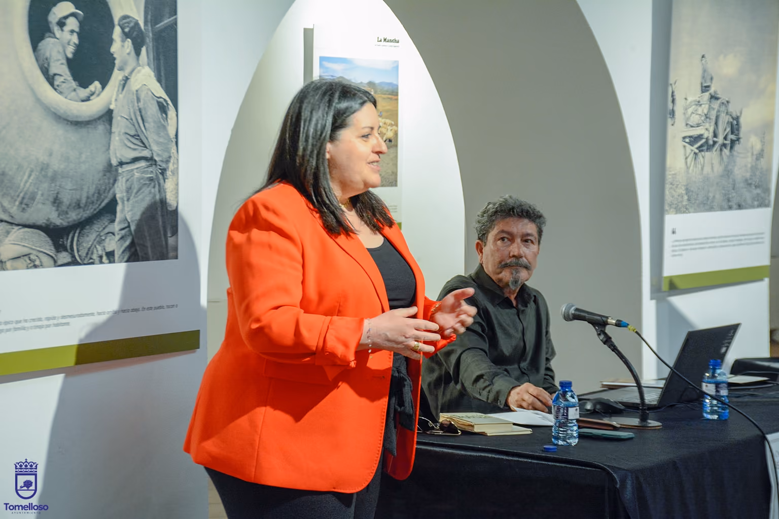 Inés Losa presentando al ponente, el experto y profundo conocedor de la vida y obra del poeta local, Pedro A. González Moreno.