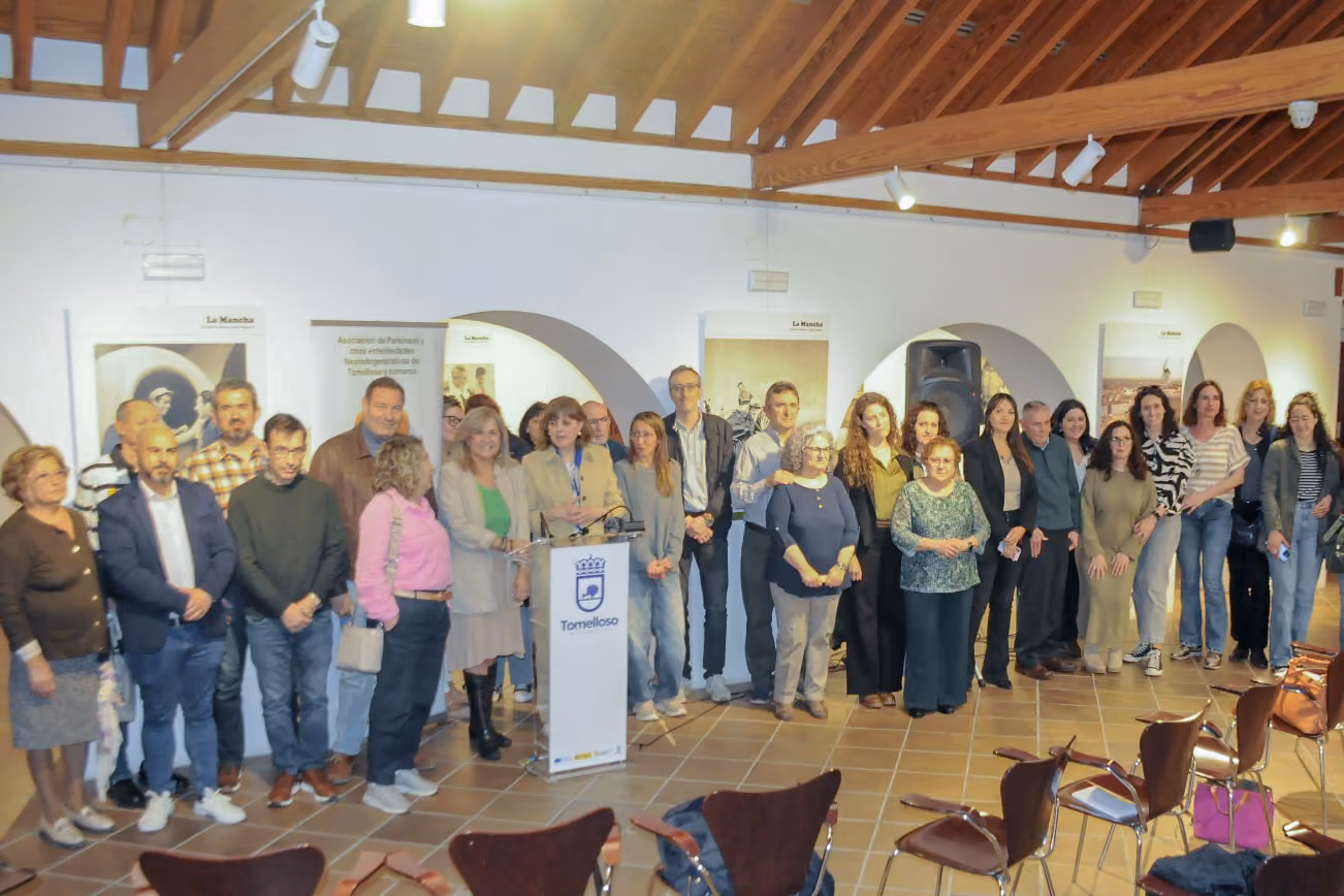 Foto de familia de los participantes y asistentes a este acto