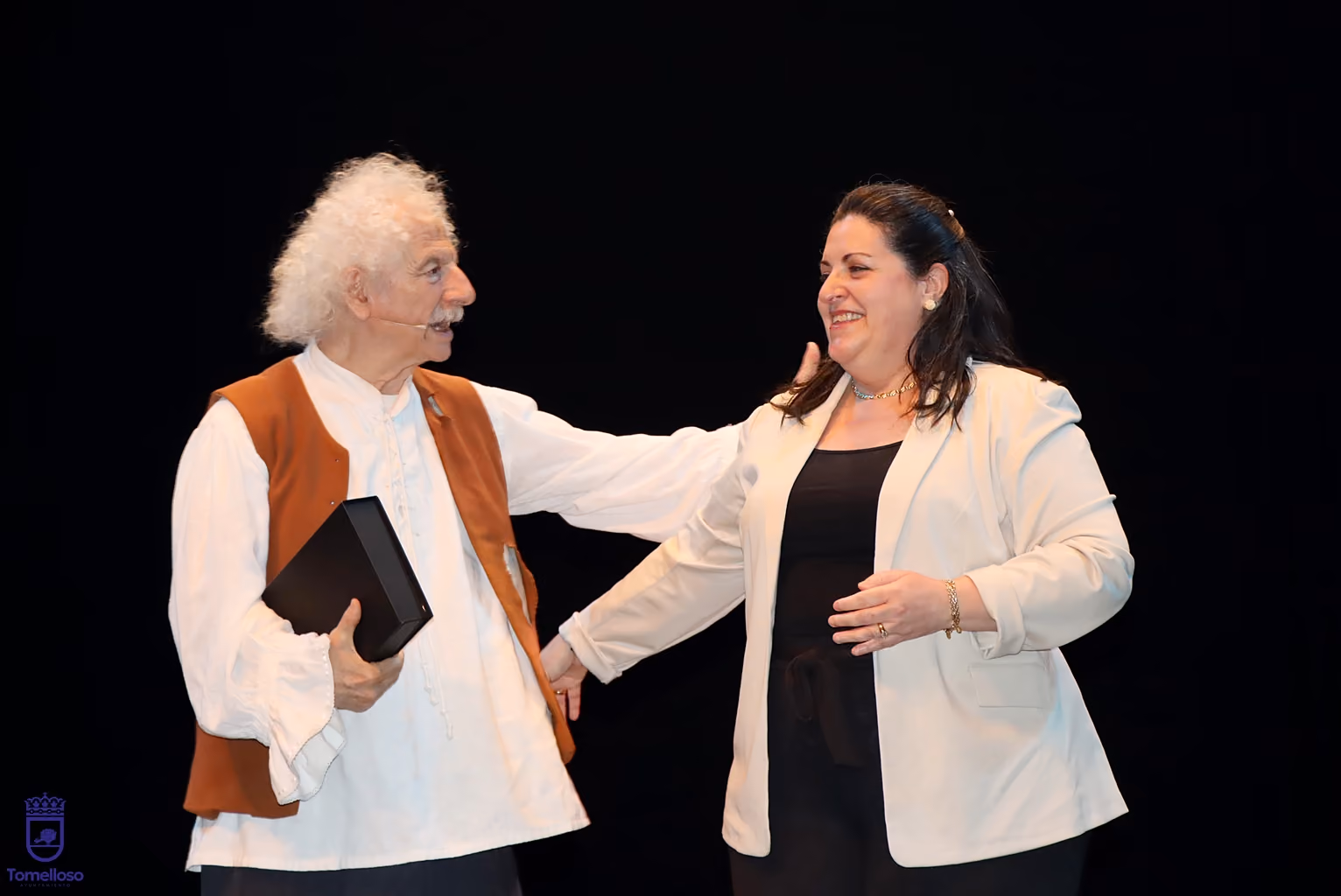 Inés Losa, con Rafael Álvarez "El Brujo" durante la clausura de la Muestra de Teatro 2025