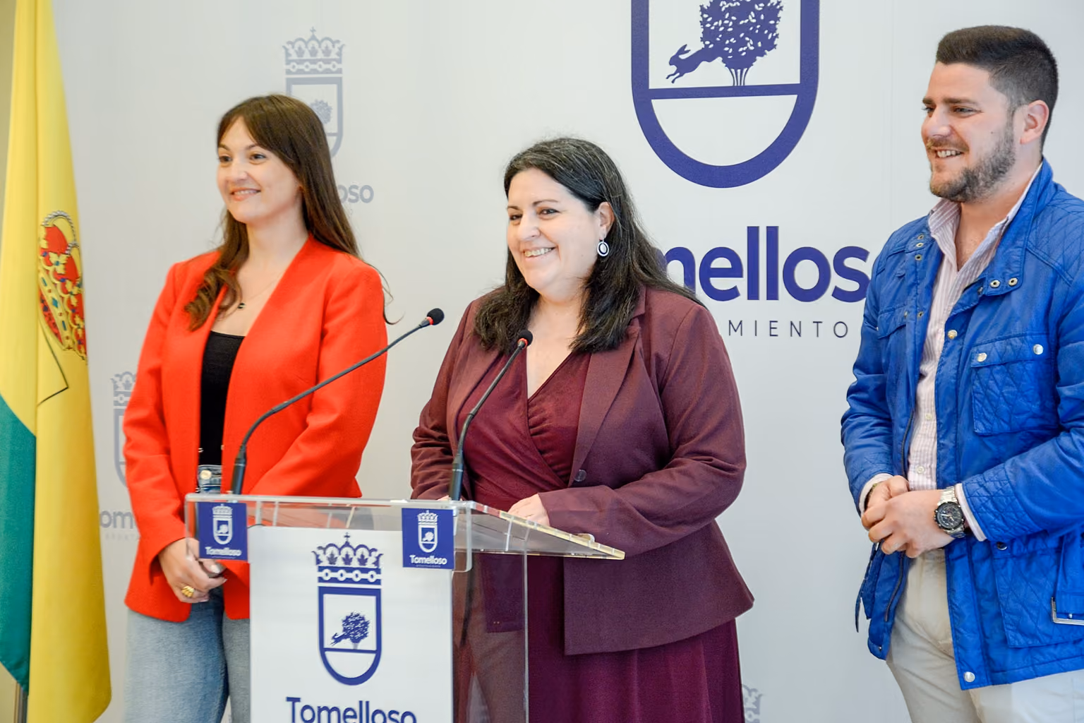 Inés Losa, en el centro, acompañada por los conejales de Turismo, Rocío Valentín y Festejos, Manuel Marquina.