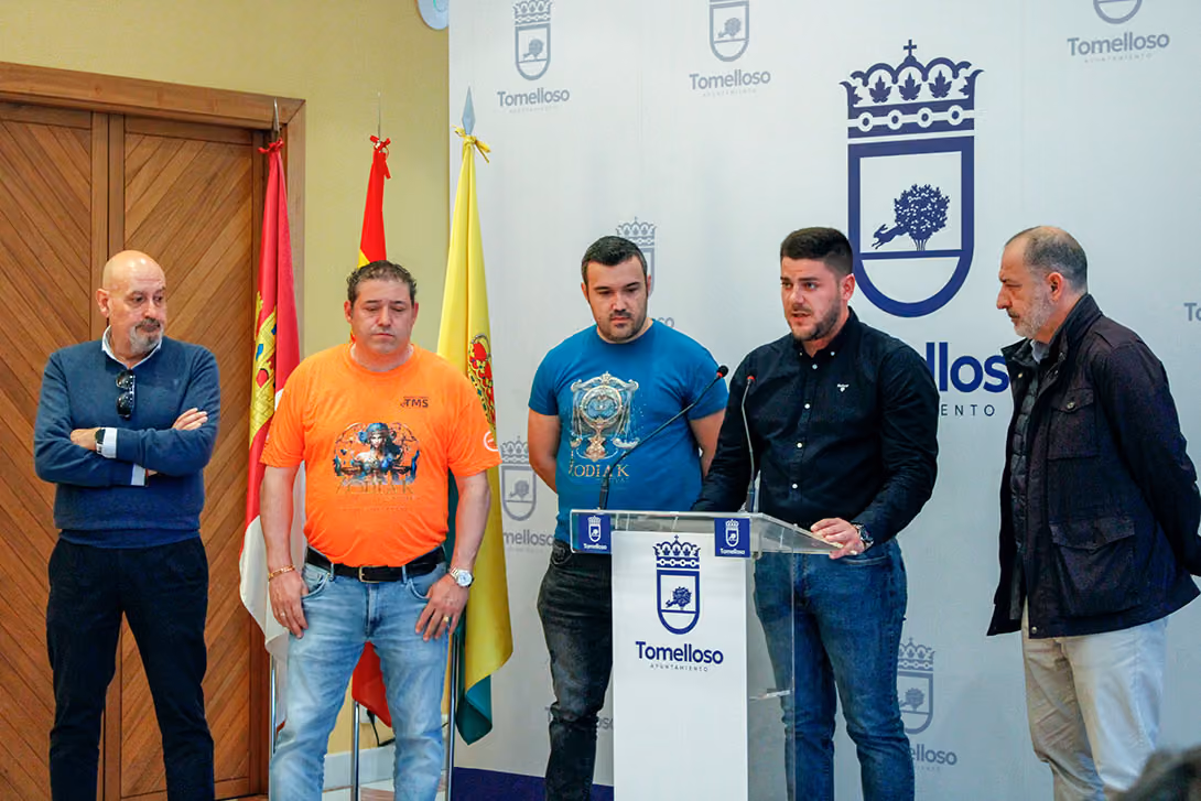 El concejal Manuel Marquina acompañado por representantes de la Peña Taurina y de TMS, durante la presentación del festival