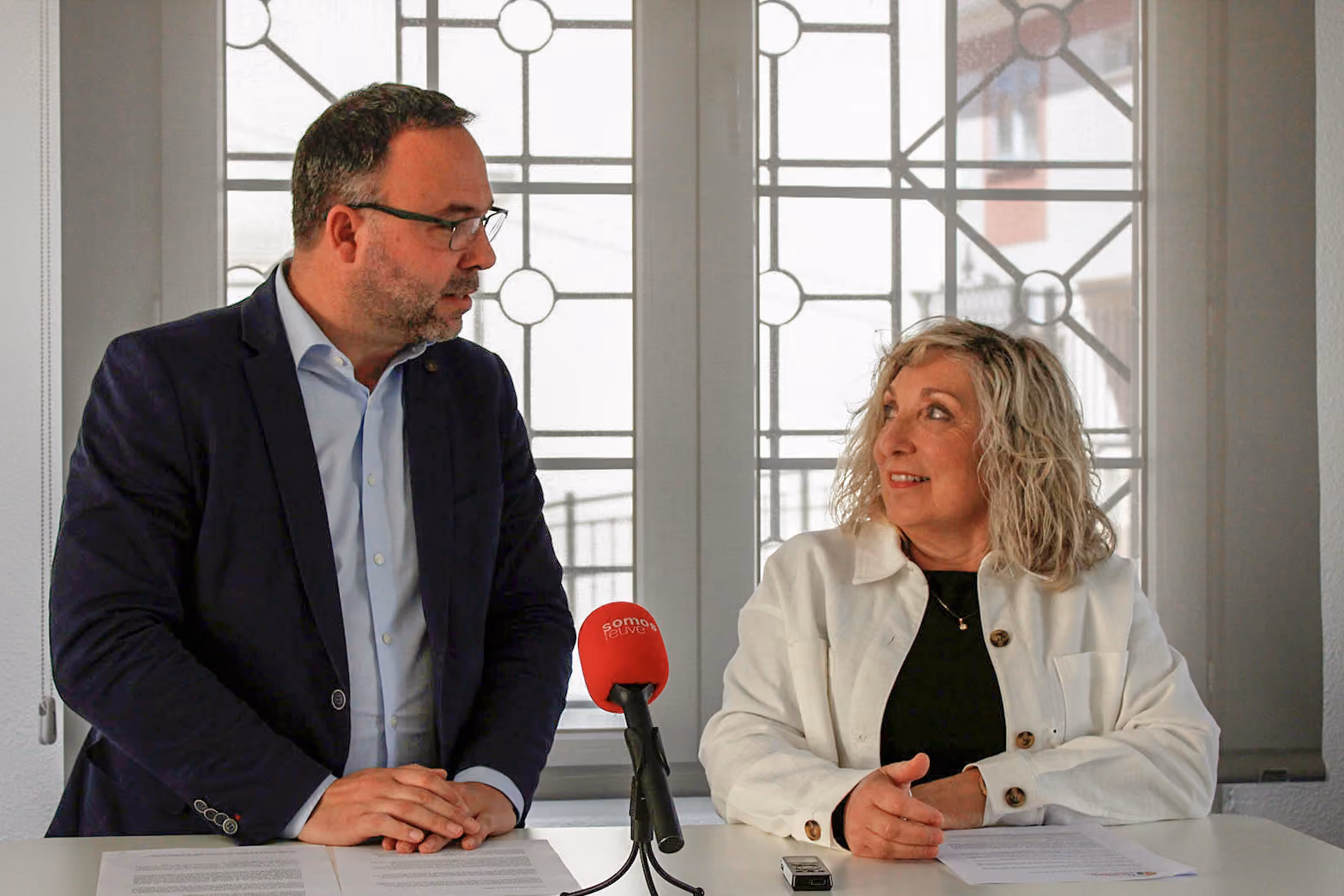 Javier Navarro y Mari Carmen Navarro durante la presentación del aniversario de Puertas Abiertas