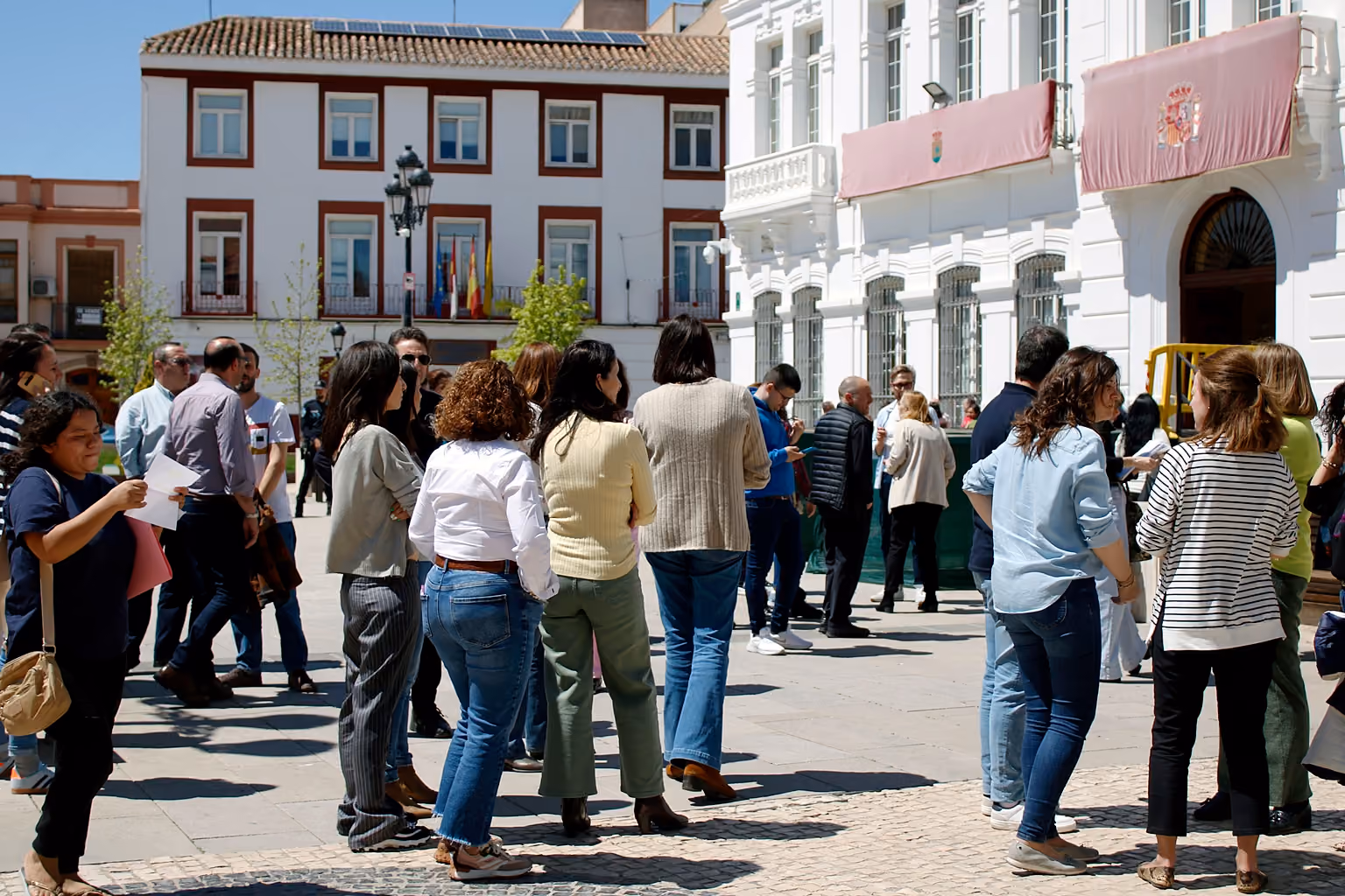 El personal del Ayuntamiento, en la plaza de España tras el simulacro de evacuación