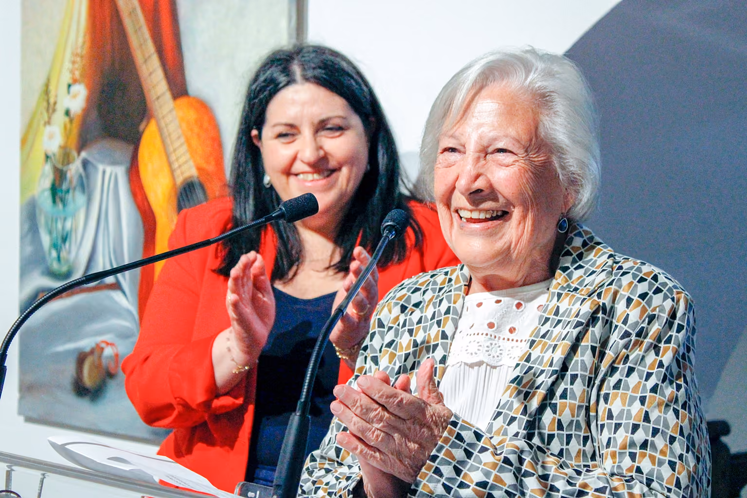 María Dulce, durante la inauguración de su exposición acompañada por la Inés Losa