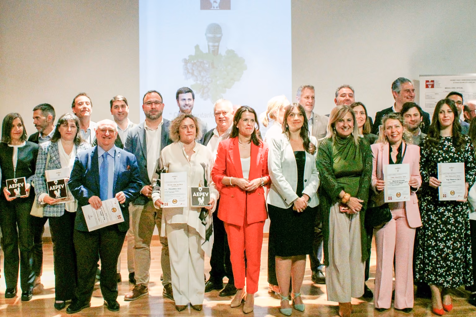 Grupo con participantes y premiados en esta gala de la AEPEV