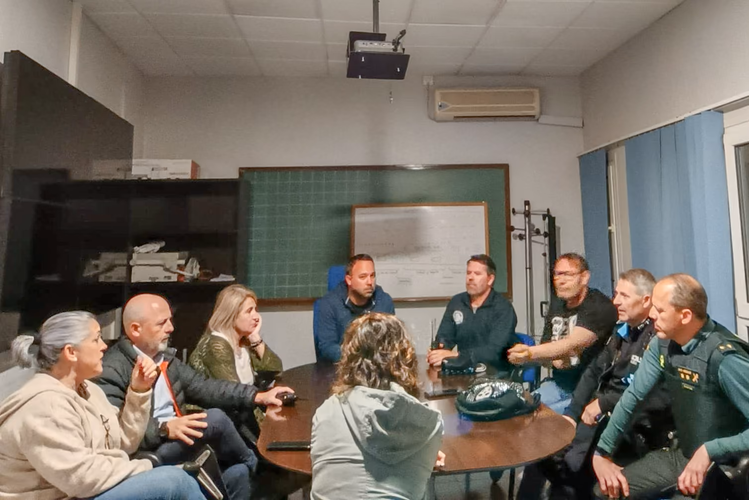 Imagen de la reunión entre el equipo de gobierno con Policía Local y Guardia Civil.