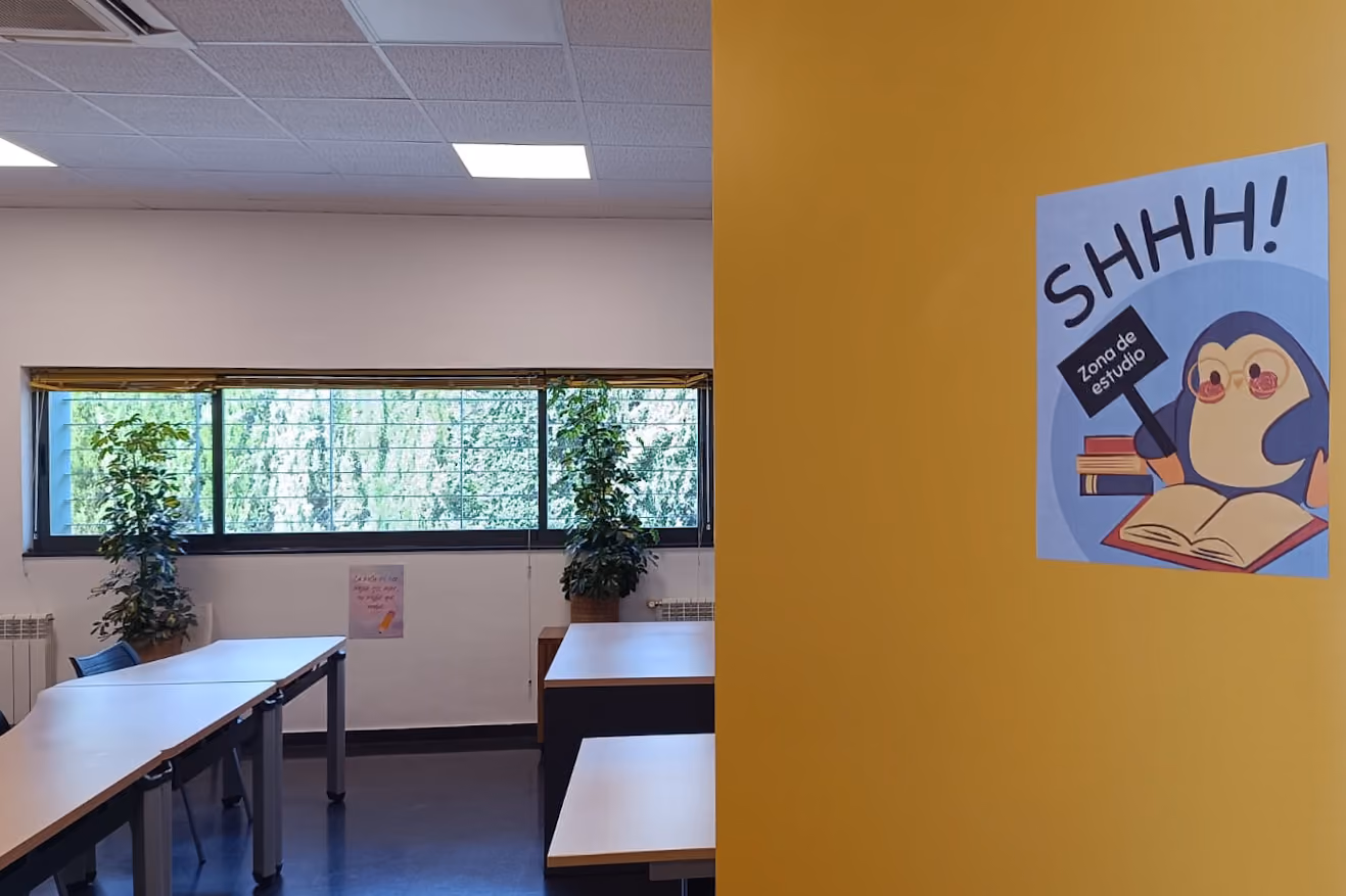 Entrada a la nueva sala de estudio del Centro Joven