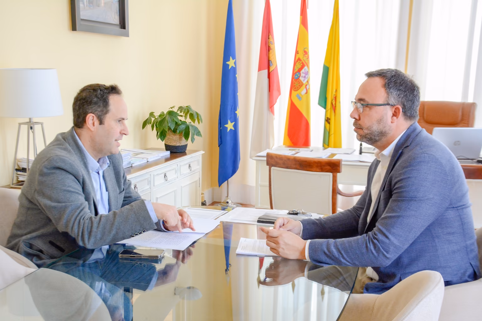 Reunión celebrada en el Ayuntamiento entre Javier Navarro y el diputado regional José Antonio Martín-Buro
