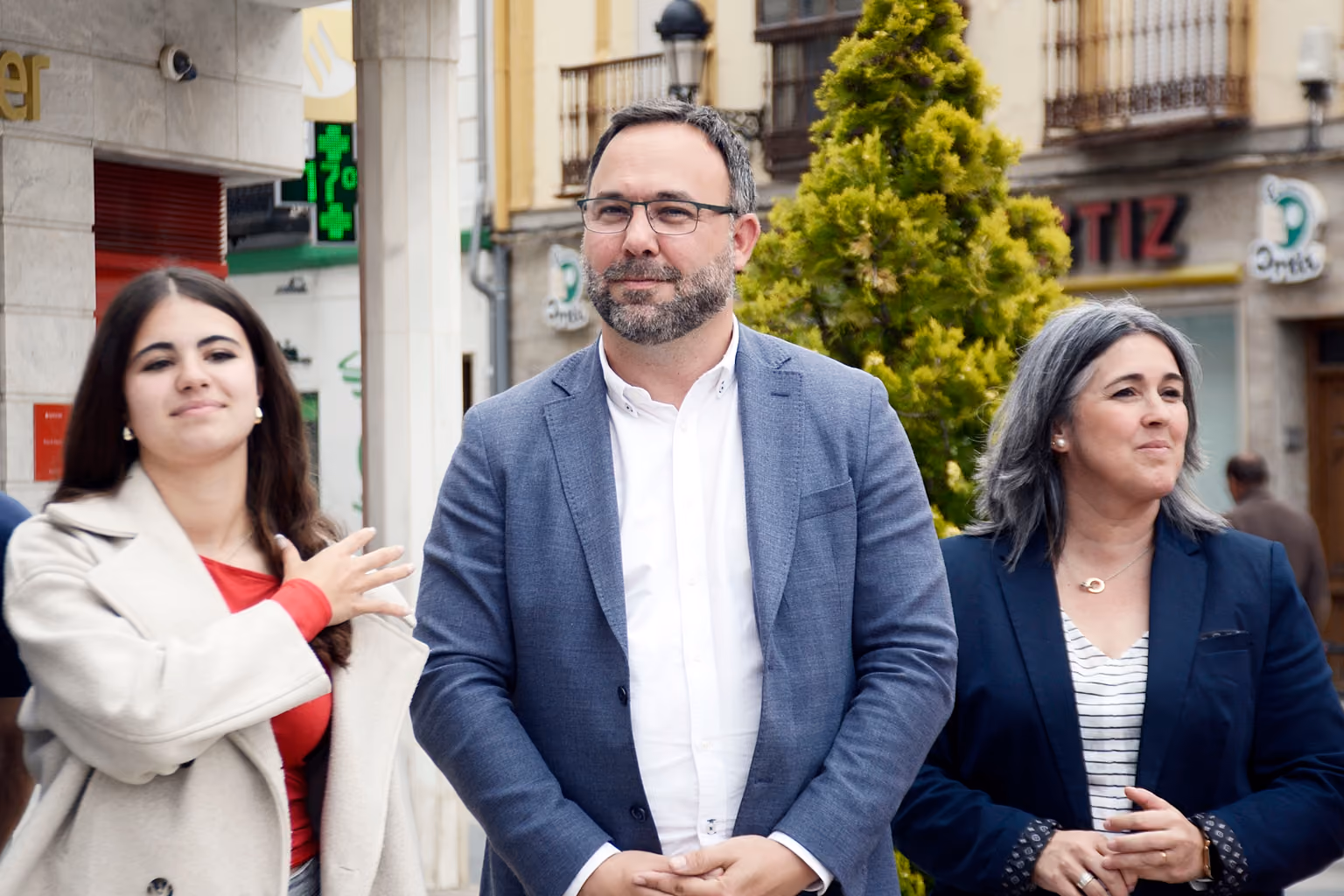 Momento del izado de la bandera de Europa en la plaza de España