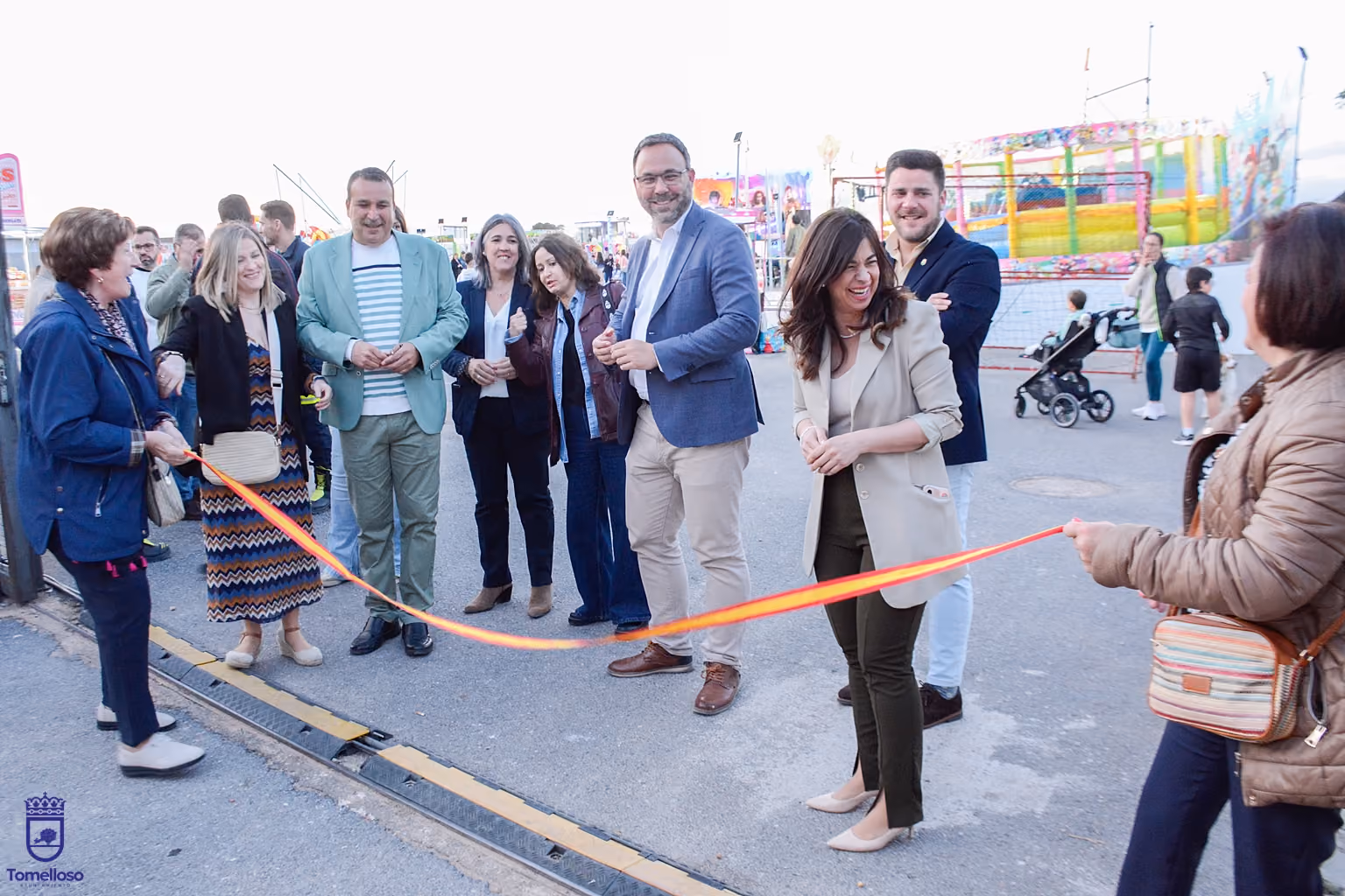 El alcalde y el presidente del barrio durante el corte inaugural de las fiestas