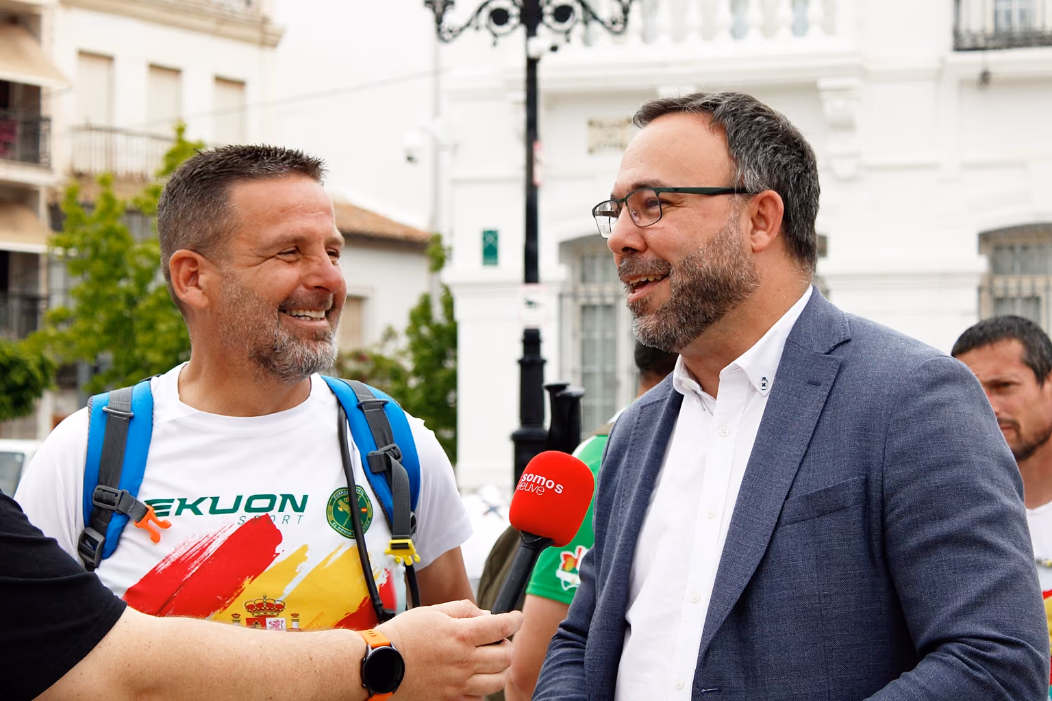 Víctor Henares y Javier Navarro atienden a los medios en la plaza de España