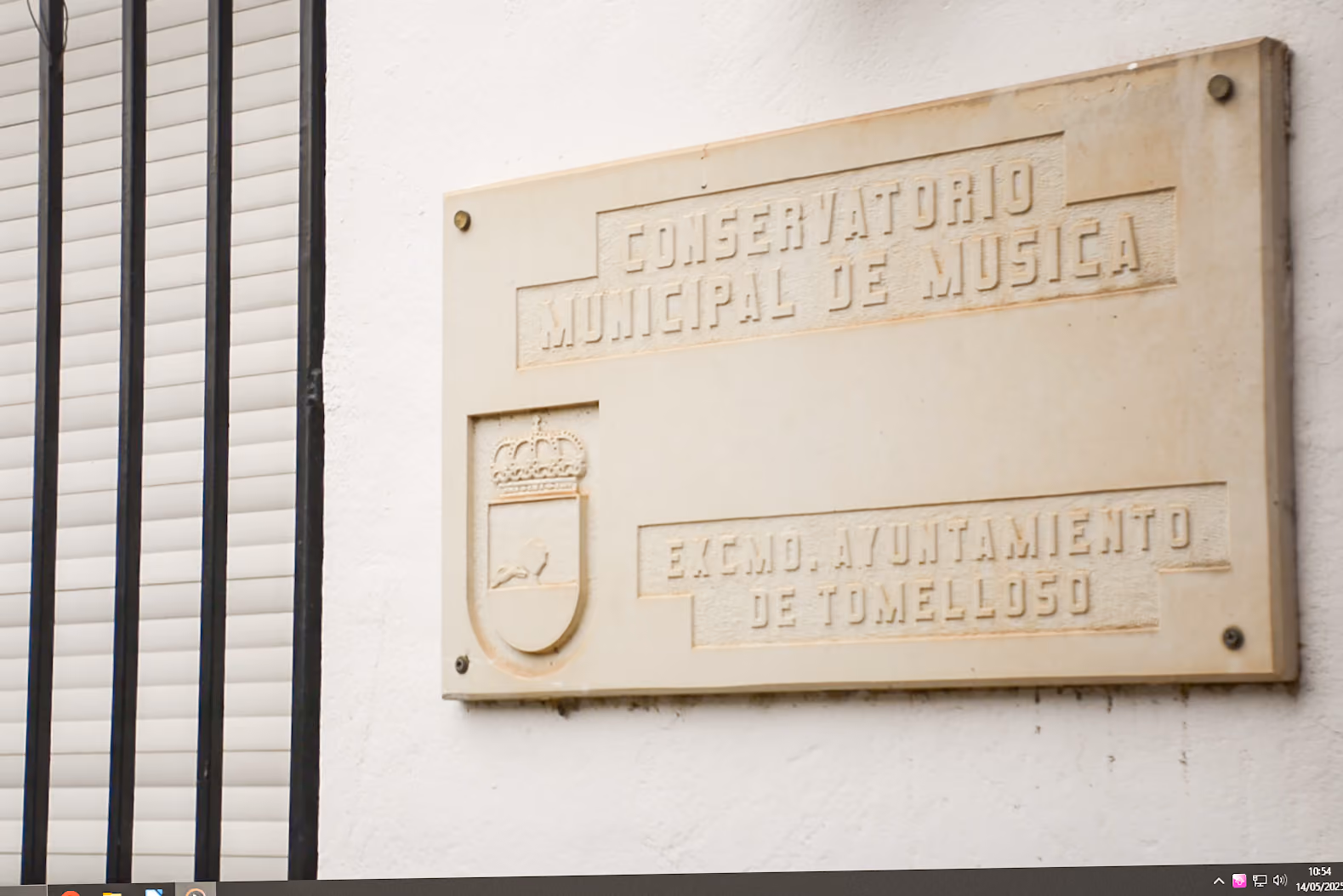 Placa instalada en la entrada principal al Conservatorio Municipal de Música