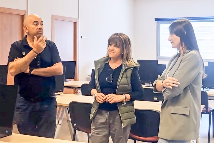 Rocío Valentín, a la derecha, con los ediles de Mota del Cuervo durante la visita al Aula de la DGT de Tomelloso