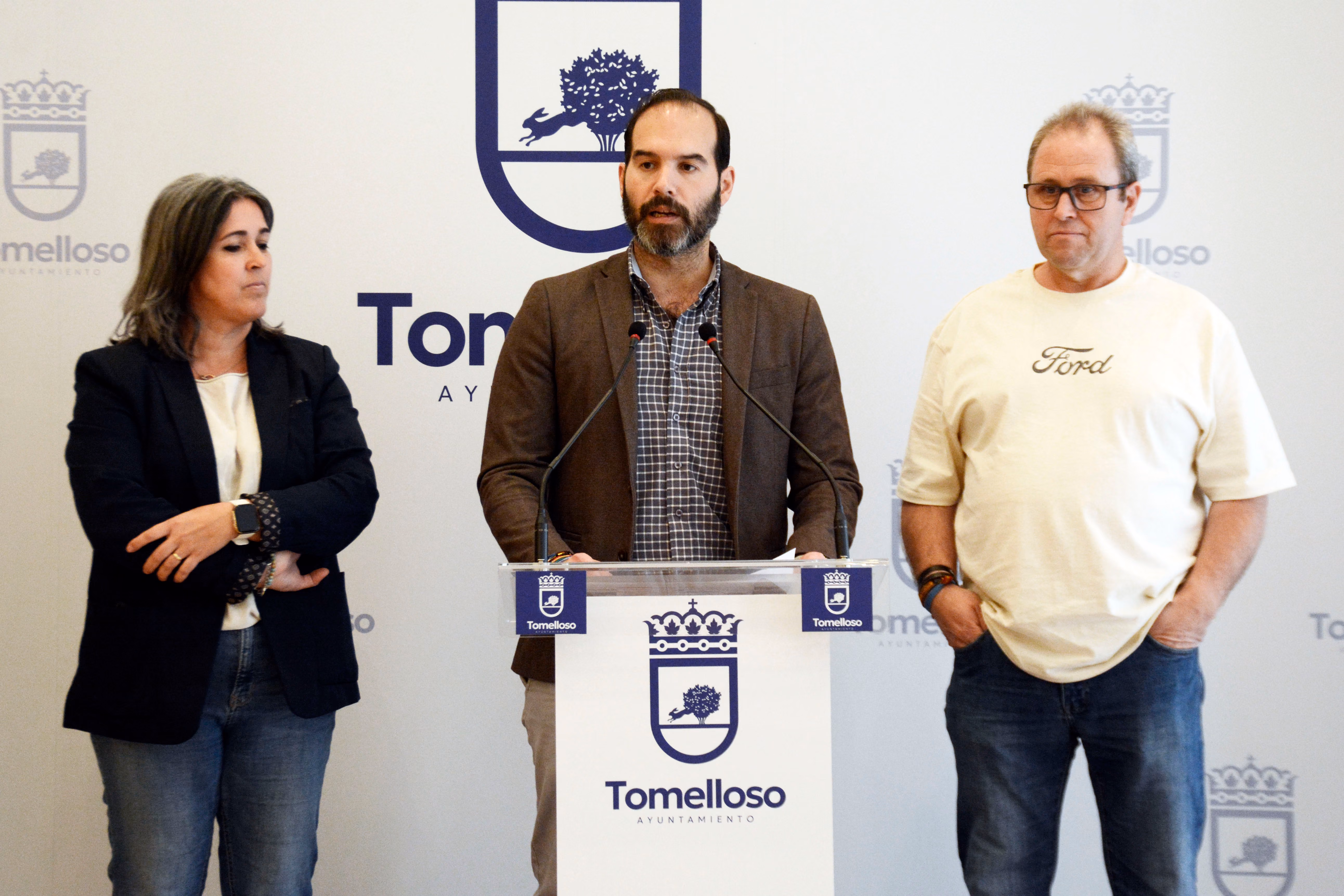 Elena Villahermosa, Benjamín de Sebastián -en el centro- y Vicente Linares durante la presentación del evento.