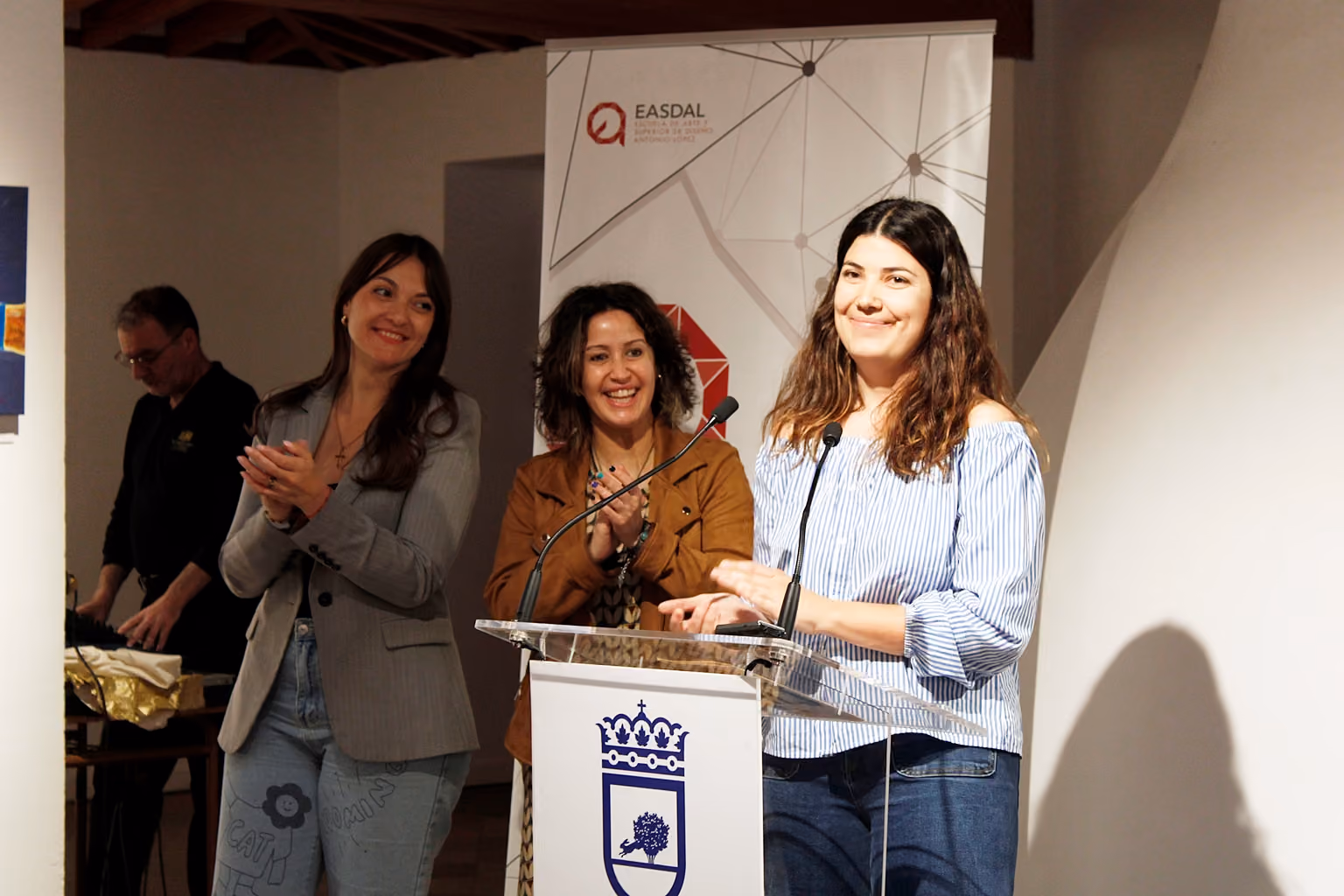 Blanca Buenafé, Carmen López y Rocío Valentín, durante la inauguración de la exposición