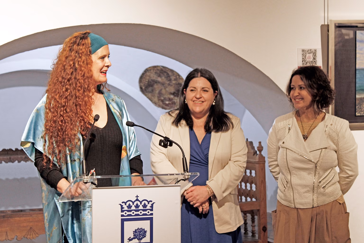 Caroline Culubret con las concejalas Inés Losa y Carmen López, durante la inauguración de la muestra "Azul"