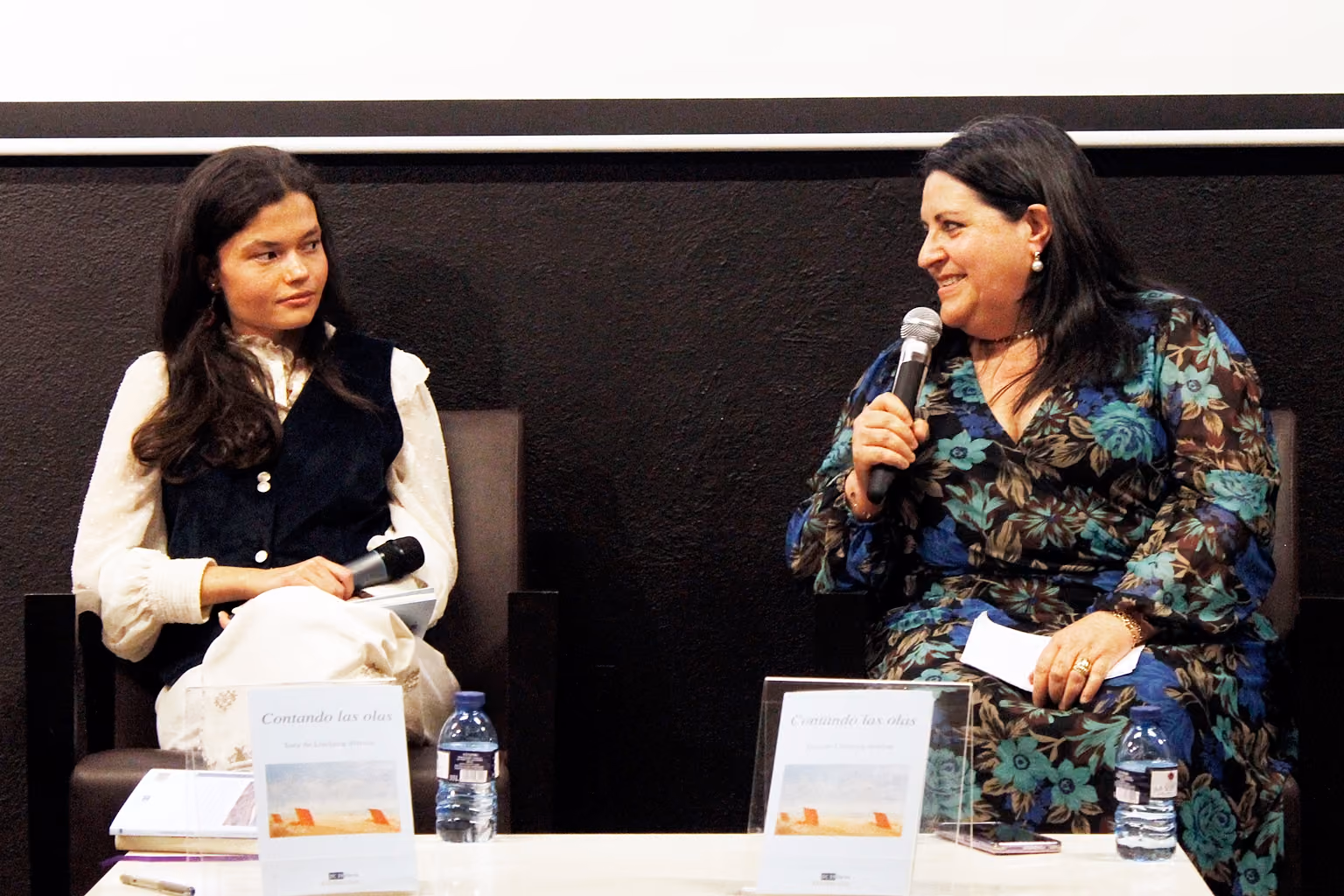 La concejala de Cultura, a la derecha, durante la presentación del libro de Inés de Limburg Stirum