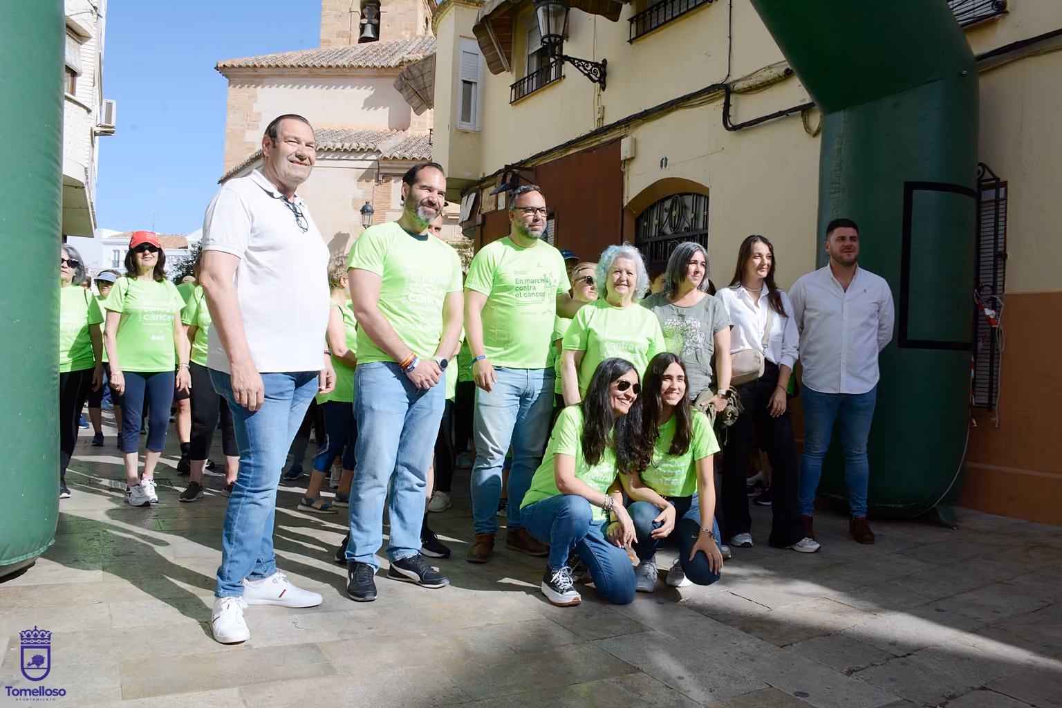 Autoridades locales y representantes de la AECC posan antes de la salida de la marcha