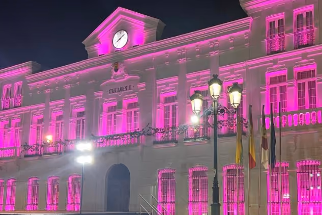 La fachada principal del Ayuntamiento de Tomelloso lucirá de color rosa por el Día de la EoE