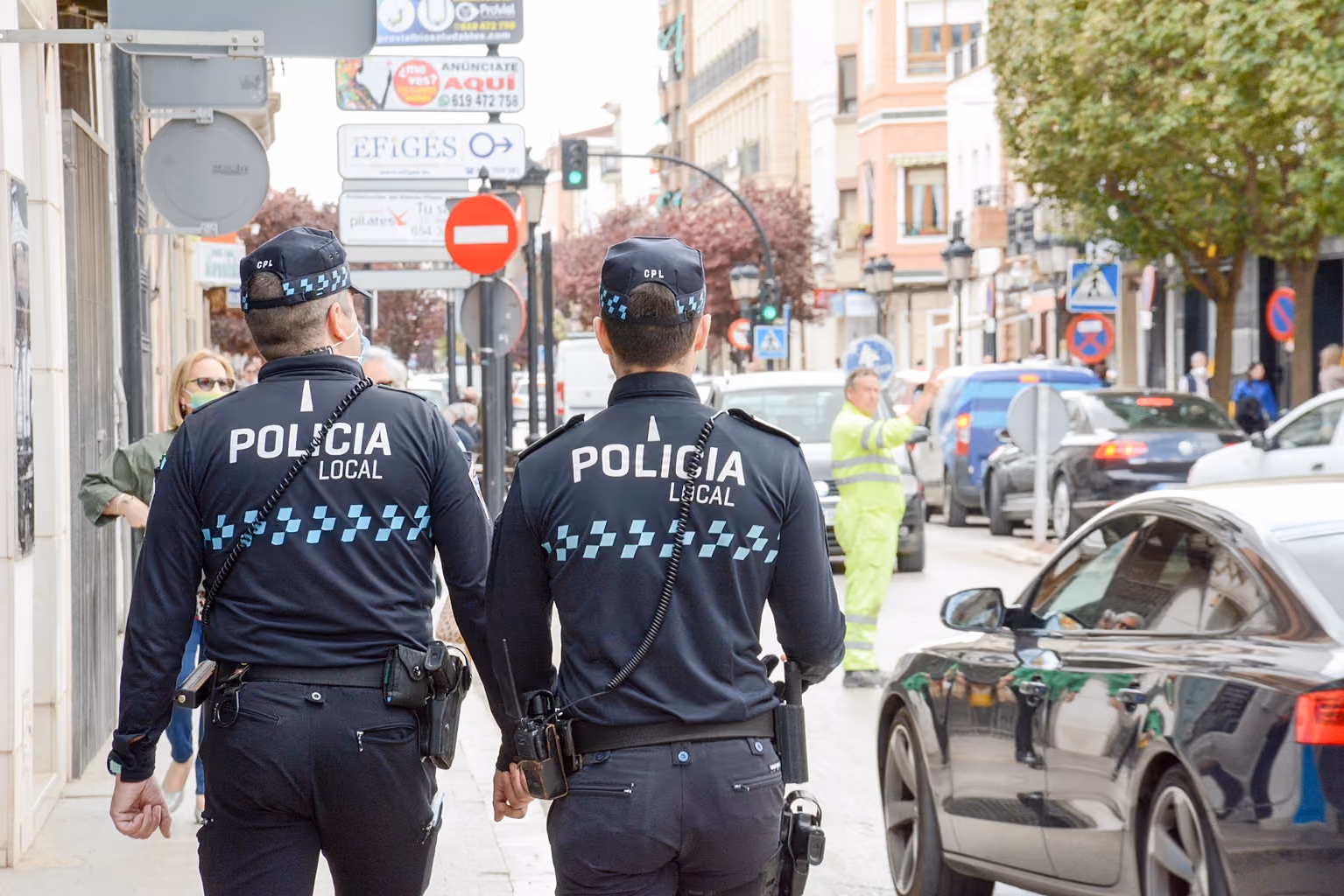 Pareja de la Policía Local patrullando por la calle