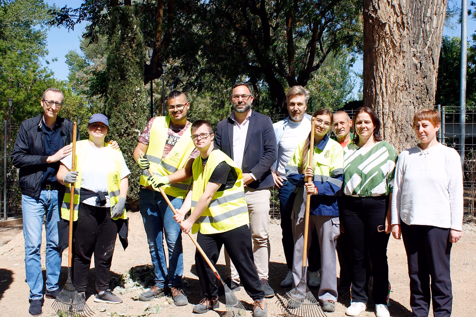 Concejales, profesoras, personal municipal y alumnos en una imagen de grupo