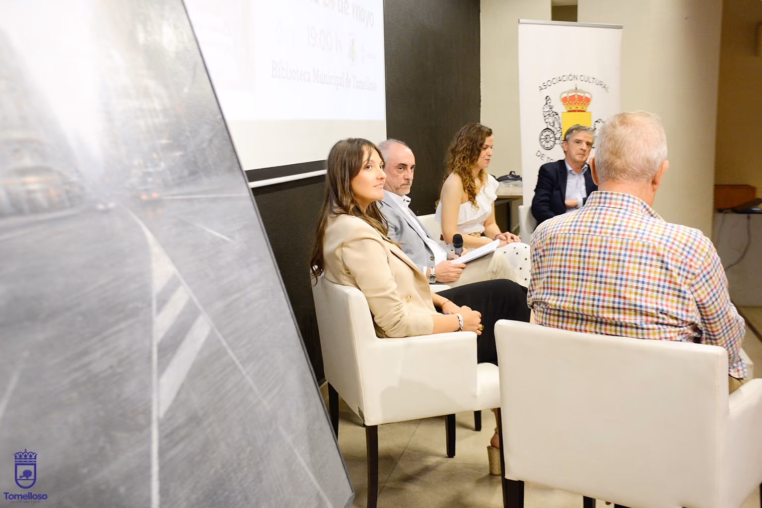 Participantes durante la presentación del último número de la revista "Pámpanas"