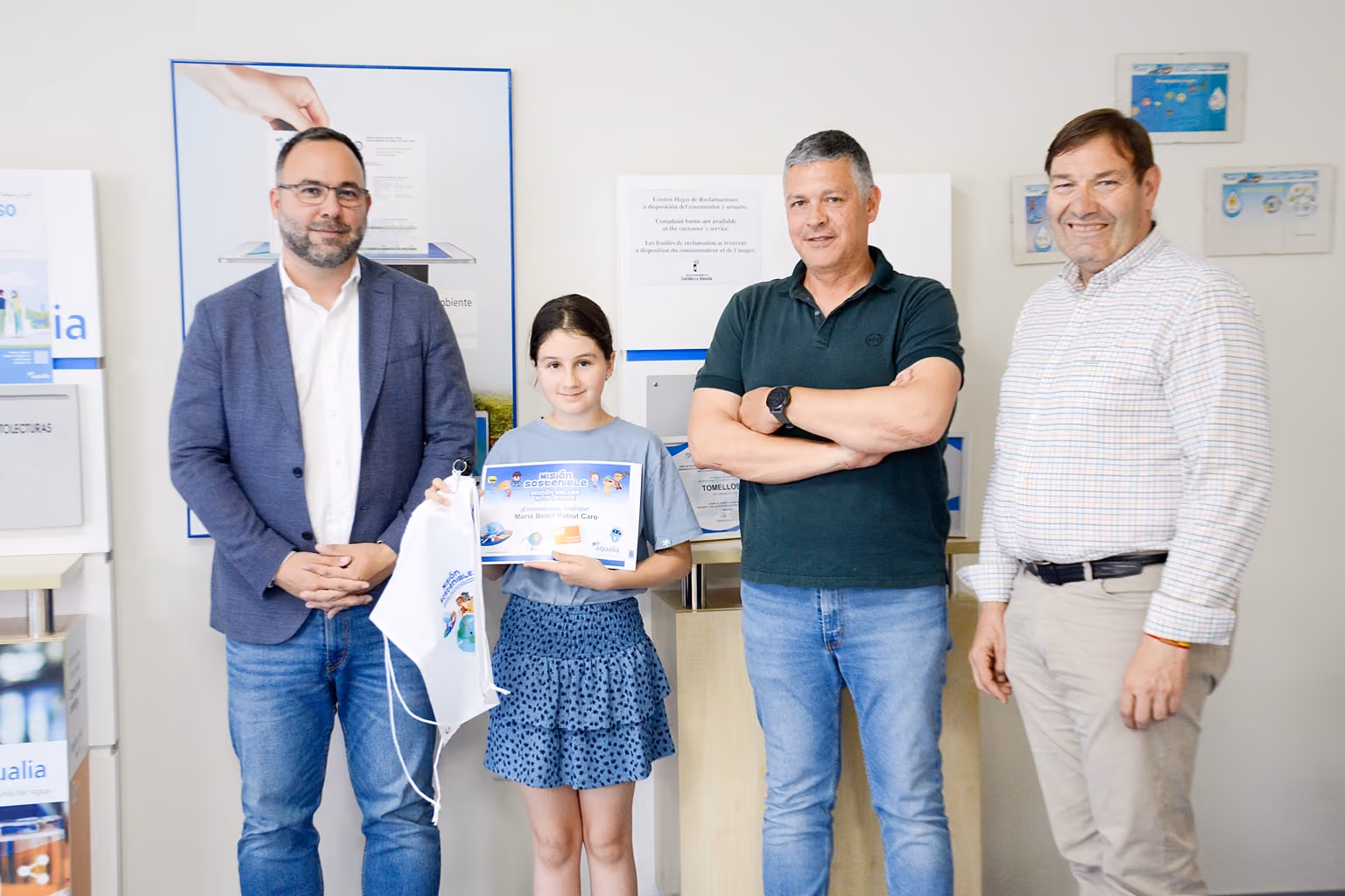 Autoridades y responsables de Aqualia durante la entrega del premio