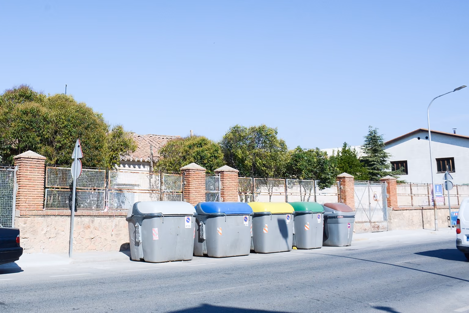 Punto de recogida selectiva de residuos en la avenida de la Virgen de las Viñas