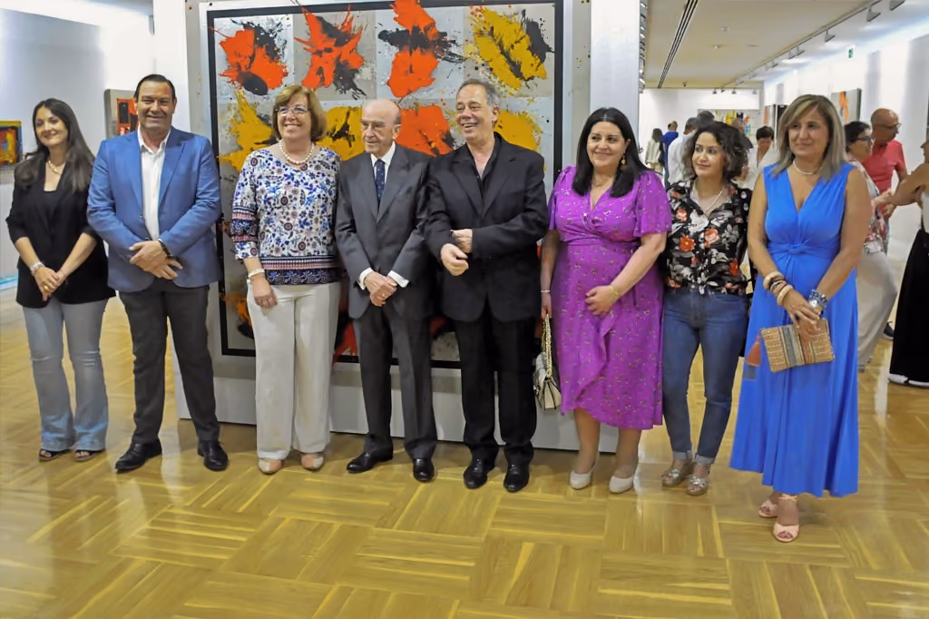 Inauguración de la muestra con las autoridades locales, Rafael Torres y José Manuel Cirira, en el centro de la imagen