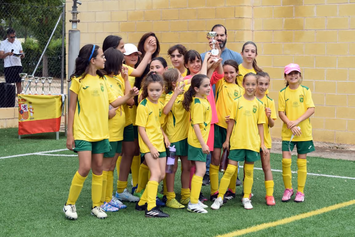 El concejal de Deporte, Benjamín de Sebastián, hace entrega del trofeo a uno de los equipos de Tomelloso