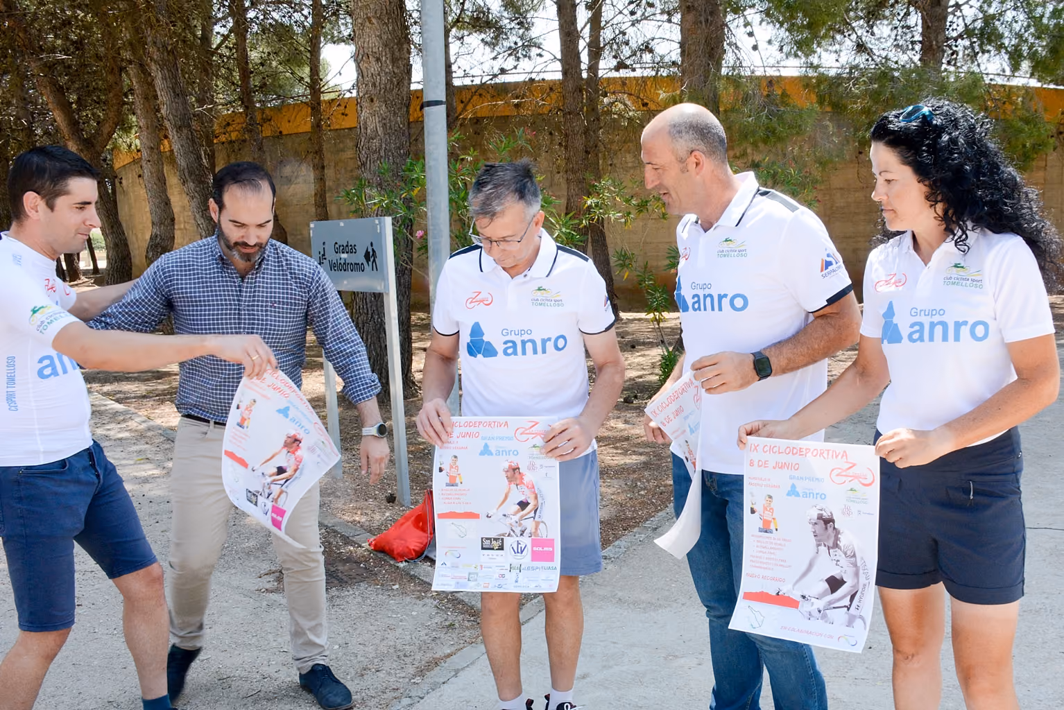 Los responsables del CC Sport Tomelloso, con el concejal de Deporte y Francisco Cerezo, durante la presentación de este evento deportivo
