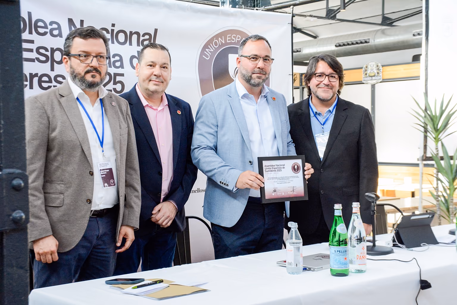 Los representantes de la Unión Española de Sumilleres hacen entrega al alcalde de una placa de agradecimiento.
