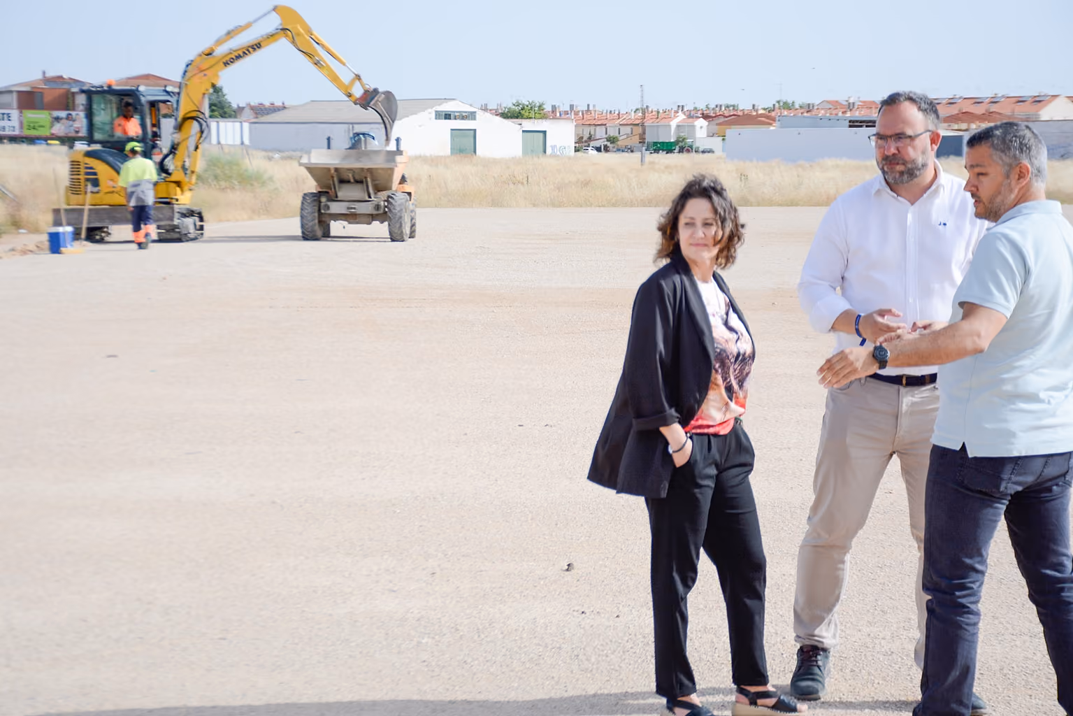 Javier Navarro y Carmen López, durante la visita a los terrenos que acogerá la nueva pista de conductores