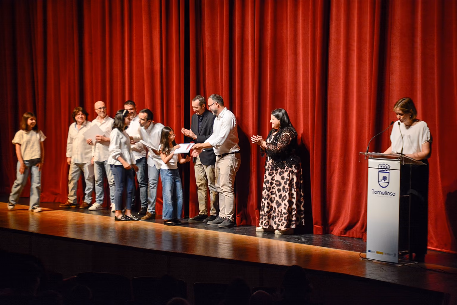 Los concejales durante la entrega de certificados 