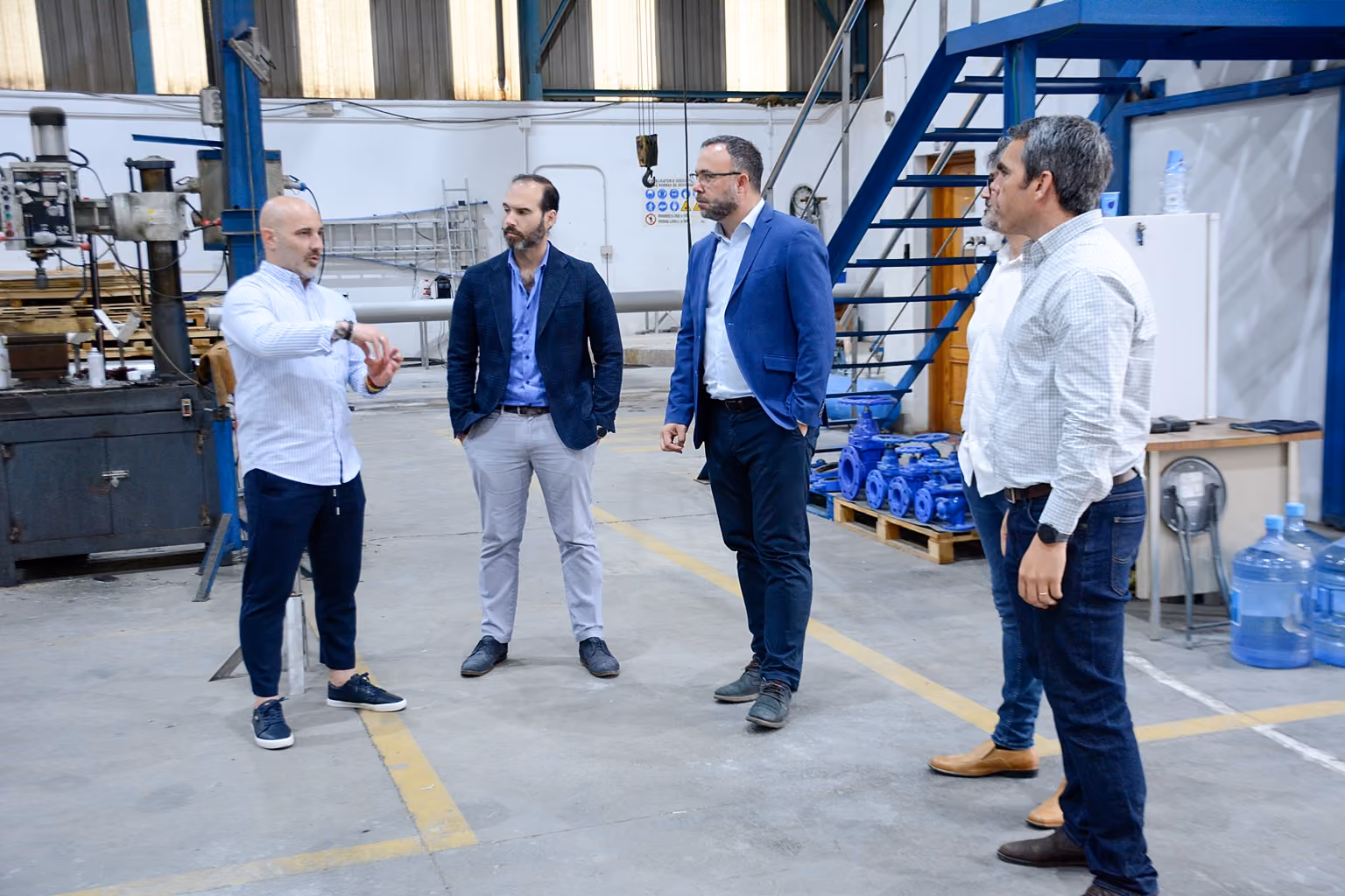Javier Navarro y Benjamín de Sebastián con los responsables de la empresa Mezgar