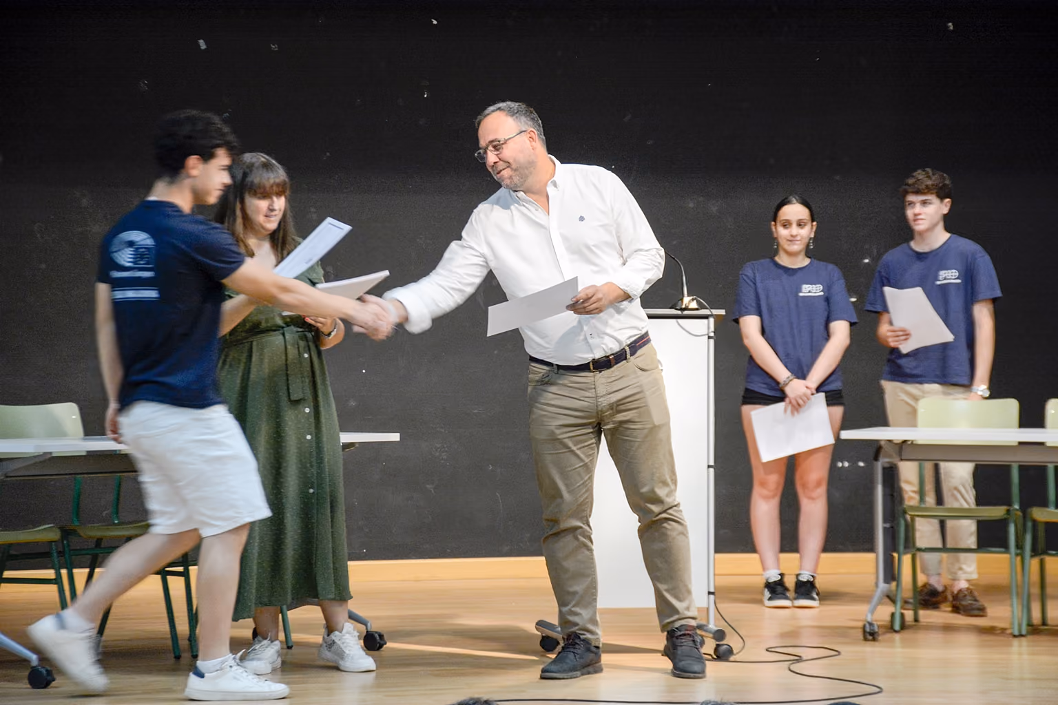 Javier Navarro ha hecho entrega de los diplomas a las personas que han participado en este programa