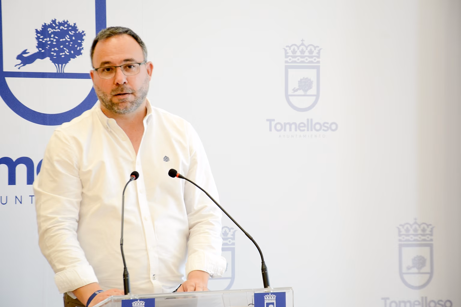 Javier Navarro durante el anuncio de la distinción de Tomellosero Ausente 2025