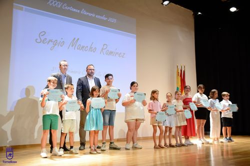 Javier Navarro y Antonio Calvo, con los alumnos ganadores del certamen literario