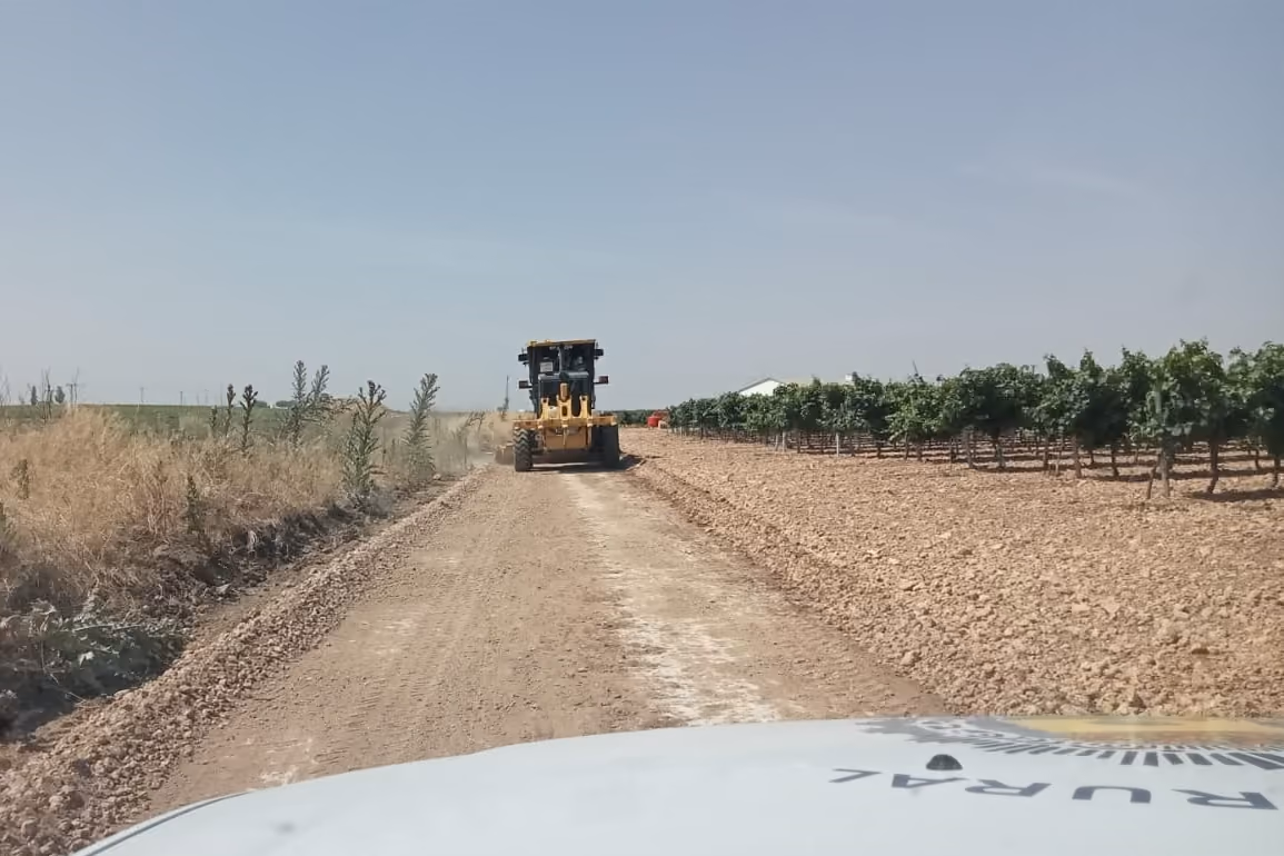 Una de las máquinas la Diputación realizando trabajos de mejora