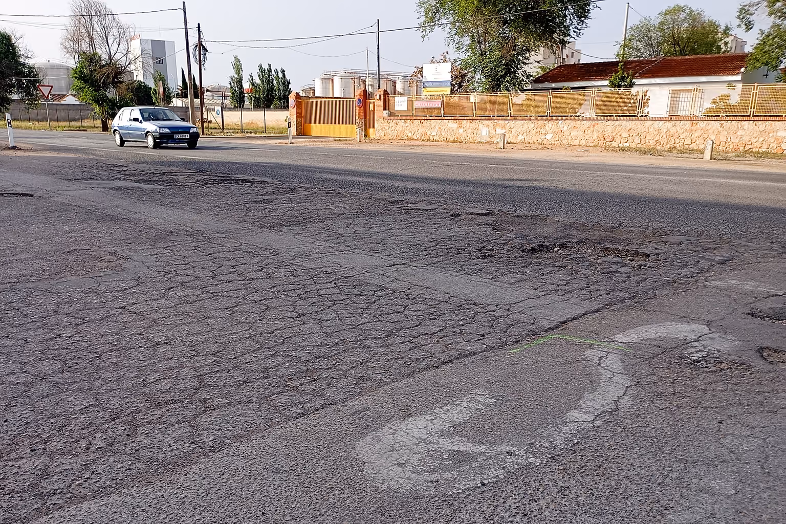 Confluencia de la calle Norte con la N-310 en la actualidad