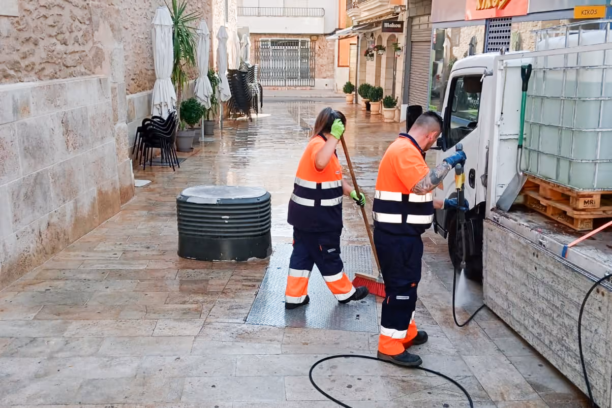 Trabajadores de limpieza en una zona peatonal del centro de la ciudad
