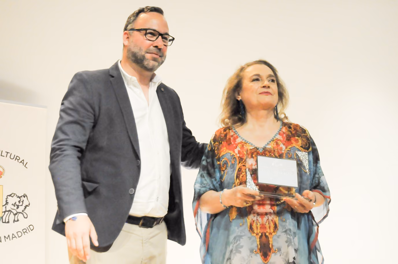 Javier Navarro, entregando su distinción a Rocío Torres.