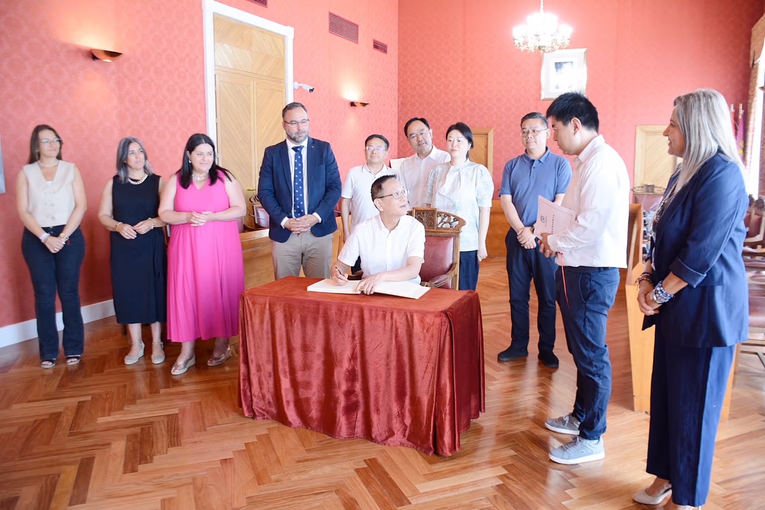 El representante de la delegación china, firmando en el Libro de Honor del Ayuntamniento.
