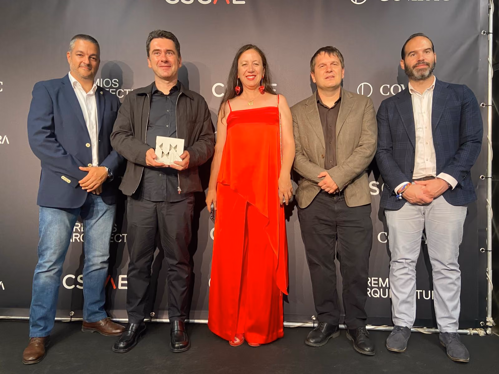 Responsables municipales y representantes de la UCLM tras recibir el premio