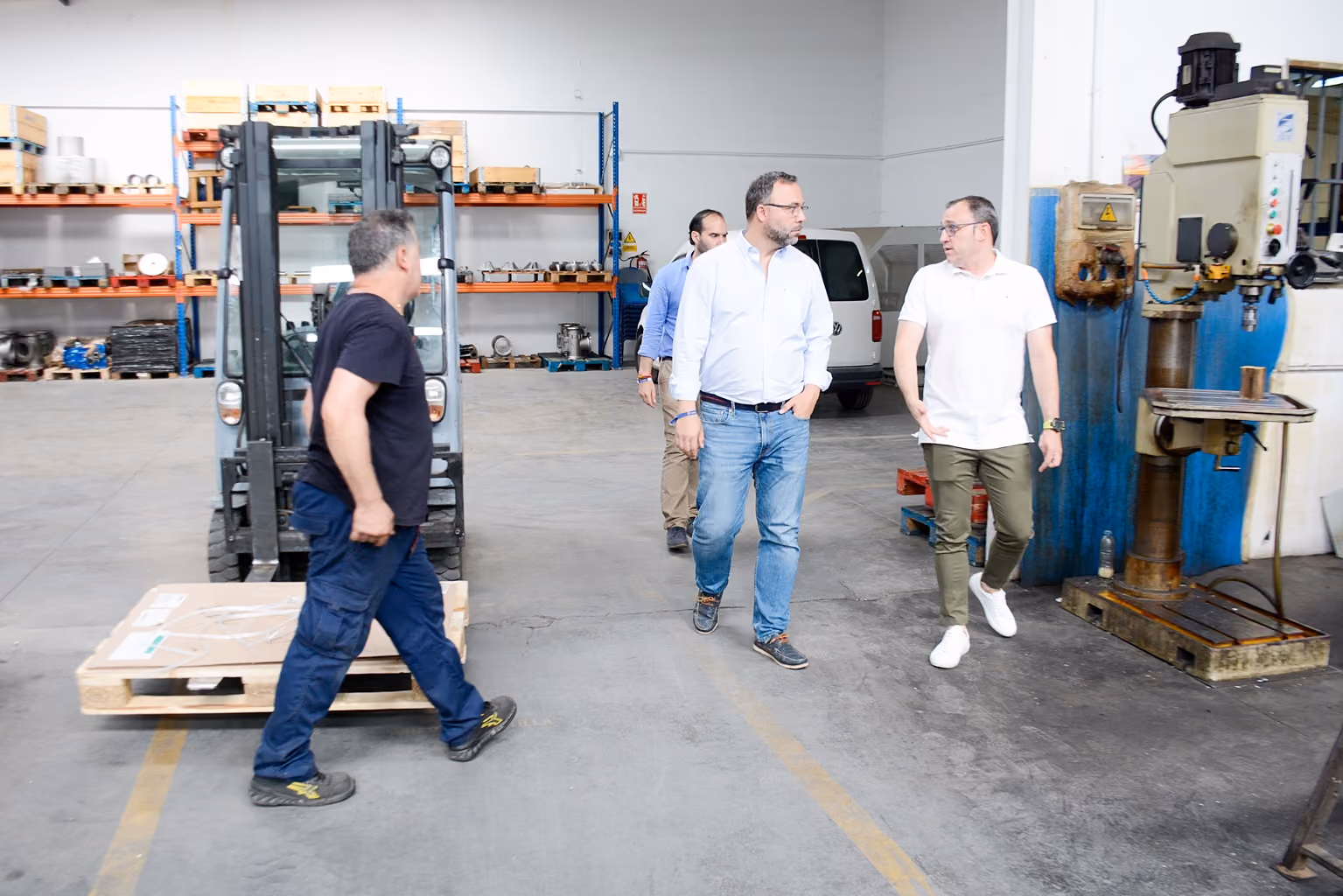 El alcalde, durante la visita a la centenaria empresa Talleres Espí