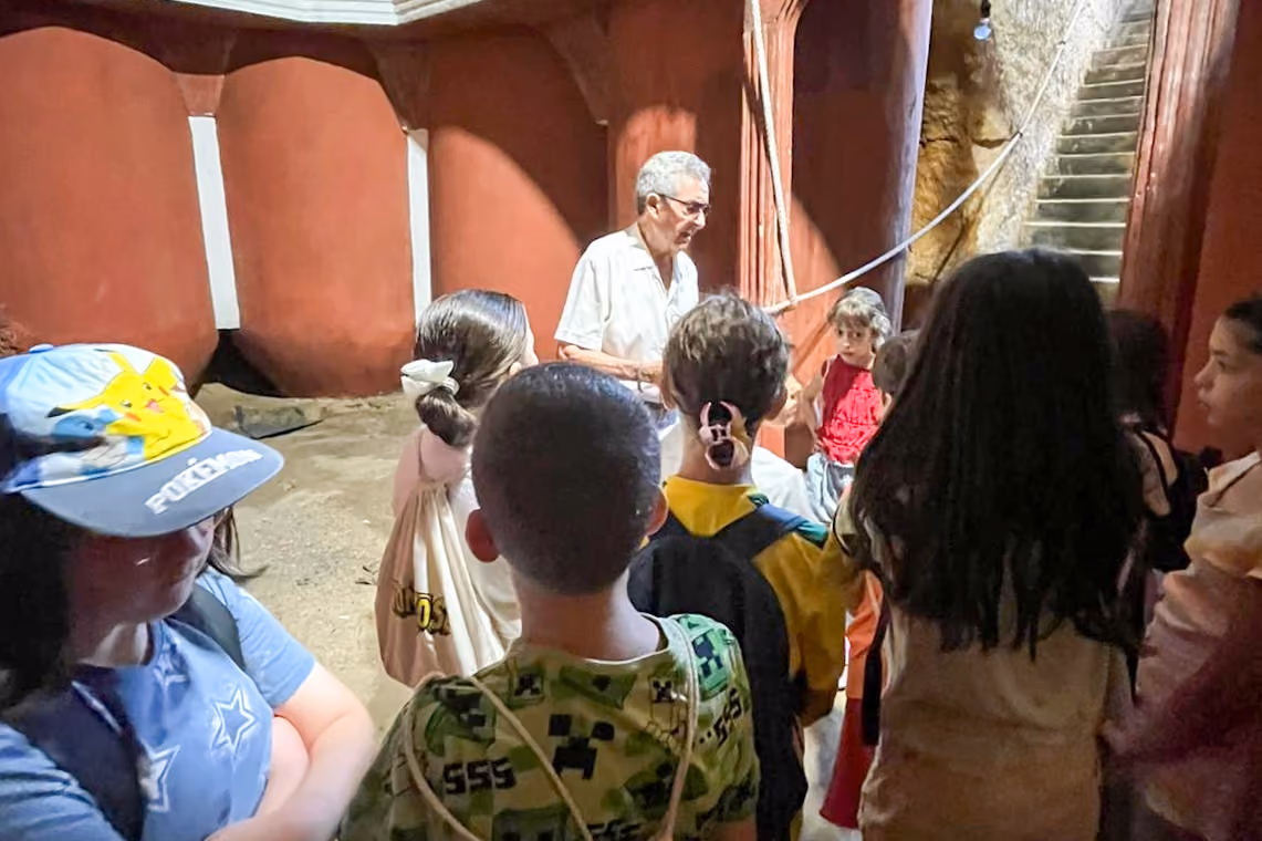 La visita a una cueva ha sido una de las actividades celebrada en este programa de la Biblioteca Municipal